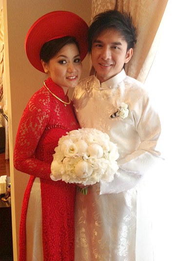 Cô dâu Thủy Tiên e ấp trong chiếc áo dài ren đỏ. Cô dâu Thủy Tiên e ấp trong chiếc áo dài ren đỏ