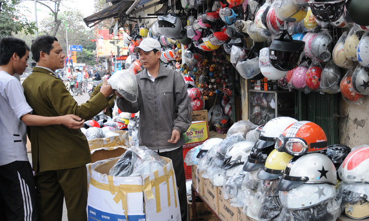 Lực lượng quản lý thị trường kiểm tra các cơ sở kinh doanh mũ bảo hiểm trên phố Huế (quận Hai Bà Trưng, Hà Nội) ngày 8-3. Ảnh: Tuấn Nguyễn. Lực lượng quản lý thị trường kiểm tra các cơ sở kinh doanh mũ bảo hiểm trên phố Huế (quận Hai Bà Trưng, Hà Nội) ngày 8-3. Ảnh: Tuấn Nguyễn