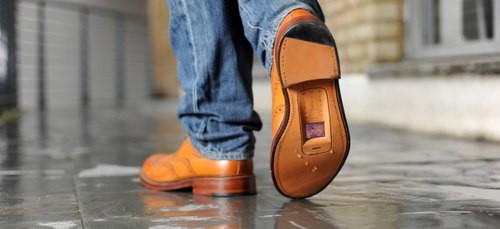 Người dùng có thể tháo giày rồi nhắn tin, gọi điện...