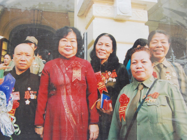 Và chụp ảnh lưu niệm với bà Trương Mỹ Hoa trong một hội nghị điển hình cựu TNXP