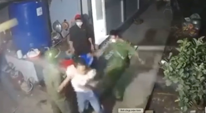 Trung úy Trung đá vào người đàn ông bị camera ghi lại. Ảnh cắt từ clip Trung úy Trung đá vào người đàn ông bị camera ghi lại. Ảnh cắt từ clip