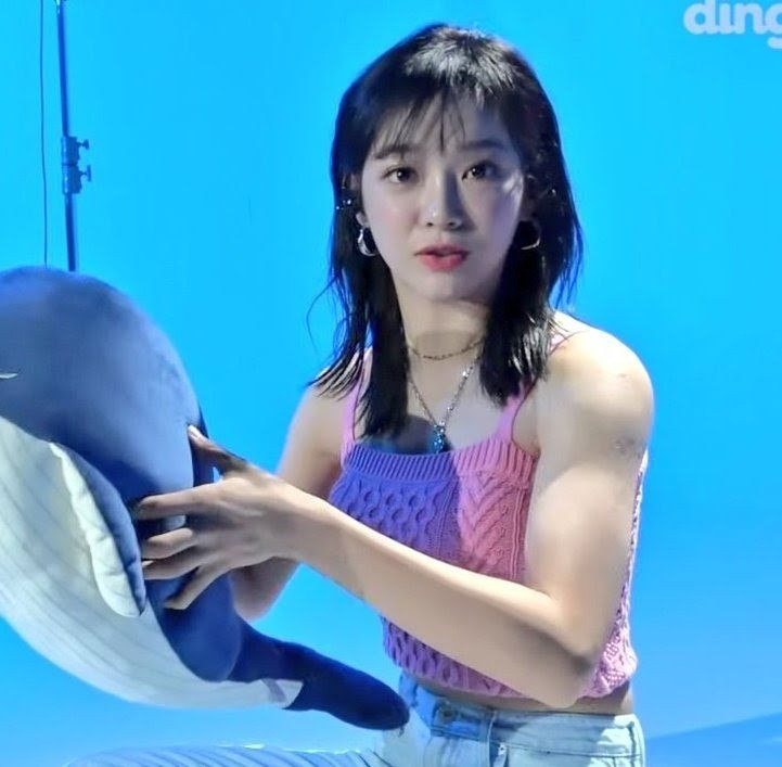 Bắp tay cùng bờ vai cuồn cuộn cơ bắp của ngôi sao Hẹn hò chốn công sở trong hậu trường quá trình quay đĩa đơn Whale (2020) từng trở thành chủ đề bàn luận rôm rả trên các diễn đàn ở Hàn Quốc.