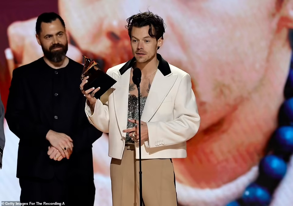 Harry Styles giành cúp vàng đầu tiên trong đêm trao giải. Ảnh: Getty Images.