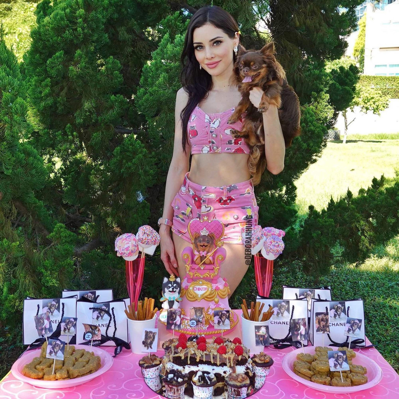 Ở tuổi 40, Deborah có mọi thứ mà nhiều phụ nữ mơ ước. Không chỉ vẫn giữ được gương mặt xinh đẹp, thân hình gợi cảm, cô còn được sống như nàng công chúa, được chồng chiều chuộng, không tiếc tiền mua tặng hàng hiệu, trang sức đắt tiền. Stephen đích thân hộ tống vợ đi mua sắm. Khi cô không biết chọn món đồ nào, ông không ngại mua hết dù giá trị mỗi món không hề rẻ. Đến mức, Deborah phải than thở vì chồng ép cô mua quá nhiều. Ảnh: IG.