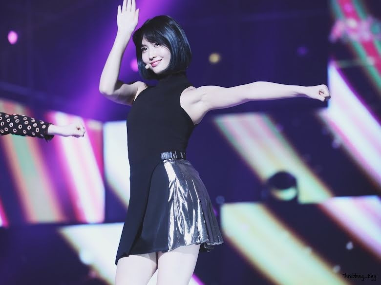 Momo (Twice) gây thiện cảm với gương mặt nữ tính, dịu dàng. Tuy nhiên, hình thể của người đẹp sinh năm 1996 hoàn toàn đối lập.