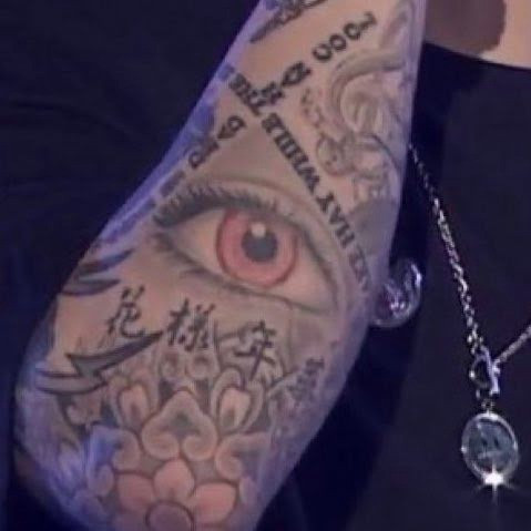 Dòng chữ Trung Quốc có nghĩa "Khoảnh khắc đẹp nhất trong cuộc đời". Dòng chữ Trung Quốc có nghĩa "Khoảnh khắc đẹp nhất trong cuộc đời".