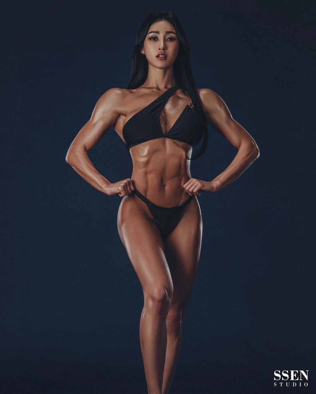 Song A Reum là vận động viên thể hình. Cô kết hôn với đồng nghiệp, cũng là một thí sinh của Physical: 100, Kim Kang Min. Ảnh: IG.