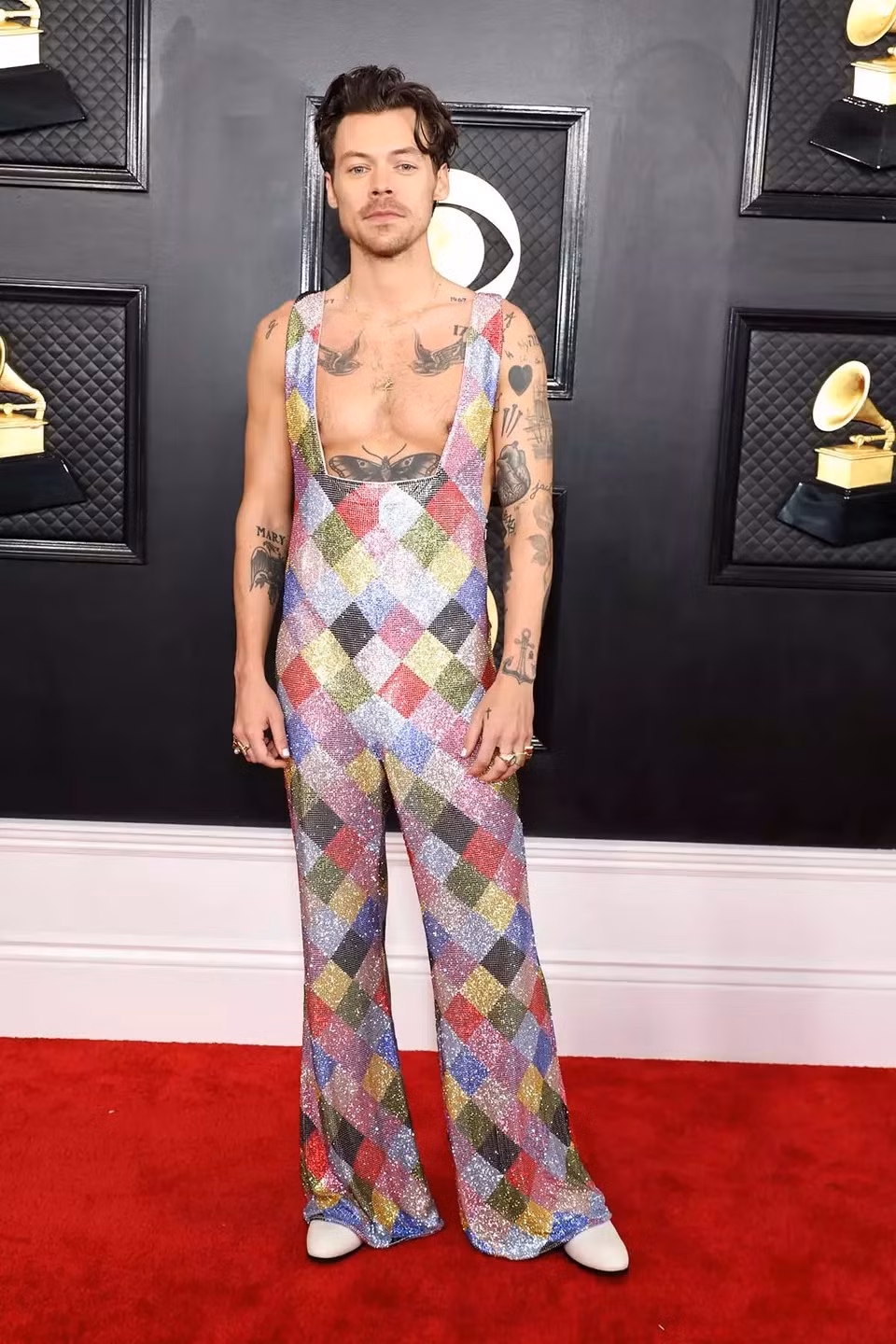 Highsnobiety đánh giá bộ jumpsuit của Harry Styles không tệ nhất nhưng không đẹp. Nó lòe loẹt và khá giống lá bài joker. Ảnh: Getty Images. Highsnobiety đánh giá bộ jumpsuit của Harry Styles không tệ nhất nhưng không đẹp. Nó lòe loẹt và khá giống lá bài joker. Ảnh: Getty Images.