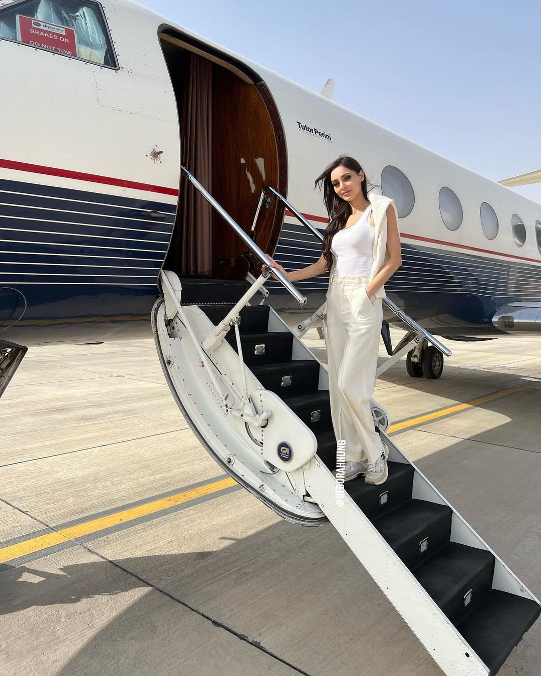 Dĩ nhiên, người đẹp và chồng di chuyển qua các nơi bằng chuyên cơ riêng và siêu xe. Ảnh: IG.