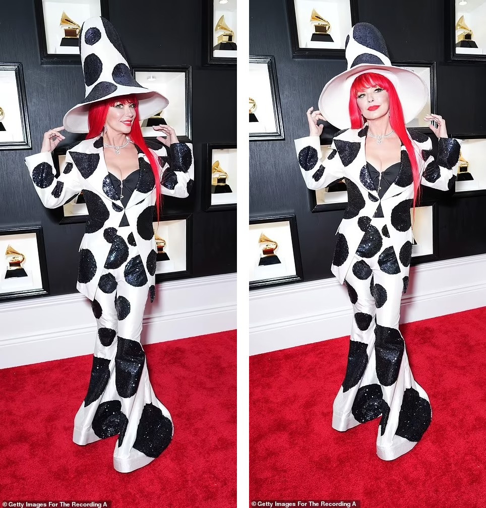 Nữ ca sĩ 57 tuổi người Canada Shania Twain bị Daily Mail xếp vào top đầu &quot;thảm họa thời trang&quot; tại Grammy 2023 với set đồ trắng đốm đen khiến nhiều người liên tưởng đến &quot;ác nữ&quot; Cruella de Vil. Tờ báo Anh cho rằng bộ đồ của Twain là sai lầm về thời trang. Ảnh: Getty Images.