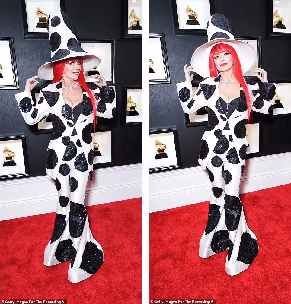 Nữ ca sĩ 57 tuổi người Canada Shania Twain bị Daily Mail xếp vào top đầu "thảm họa thời trang" tại Grammy 2023 với set đồ trắng đốm đen khiến nhiều người liên tưởng đến "ác nữ" Cruella de Vil. Tờ báo Anh cho rằng bộ đồ của Twain là sai lầm về thời trang. Ảnh: Getty Images. Nữ ca sĩ 57 tuổi người Canada Shania Twain bị Daily Mail xếp vào top đầu "thảm họa thời trang" tại Grammy 2023 với set đồ trắng đốm đen khiến nhiều người liên tưởng đến "ác nữ" Cruella de Vil. Tờ báo Anh cho rằng bộ đồ của Twain là sai lầm về thời trang. Ảnh: Getty Images.