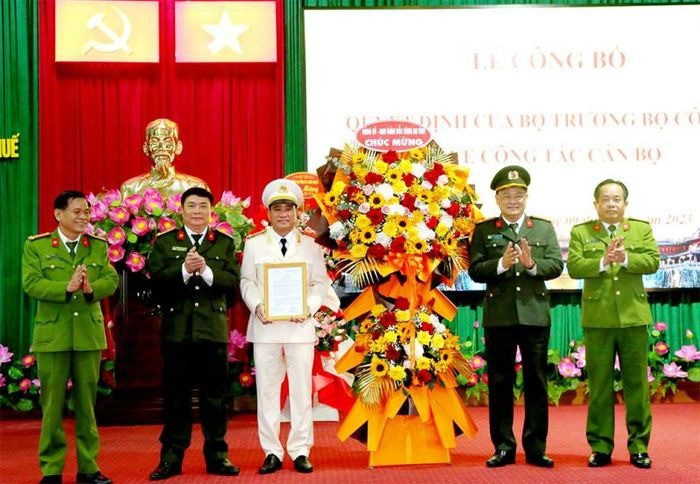 Thượng tá Hồ Xuân Phương nhận quyết định bổ nhiệm Phó Giám đốc Công an tỉnh Thừa Thiên Huế. Ảnh: ĐBND.
