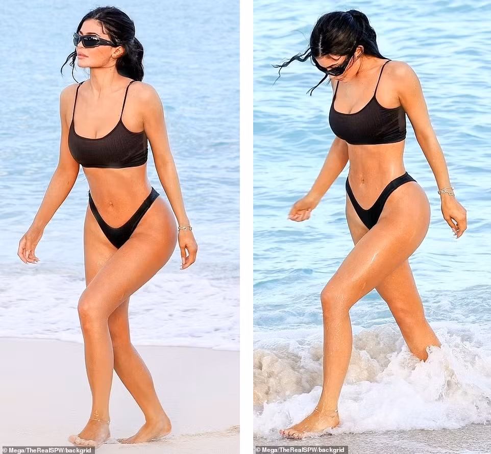 Kylie thả dáng trên bãi biển với bikini đen. Ảnh: BackGrid.