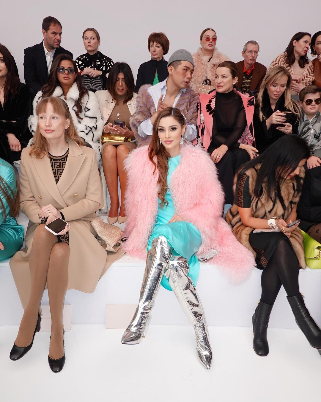 Không chỉ mặc trang phục hàng hiệu, Deborah còn có mối quan hệ thân thiết với các nhà thiết kế lớn. Cô luôn là khách mời hàng ghế đầu tại các show diễn thời trang. Deborah cho biết đặc biệt thân thiết với Donatella Versace, nhà thiết kế kiêm giám đốc điều hành của Versace. Tại một sự kiện của Dolce &amp; Gabbana, Deborah tự tin tuyên bố sự kiện được mở vì cô bởi cô đang đi du lịch và không có váy để mặc. Ảnh: IG.