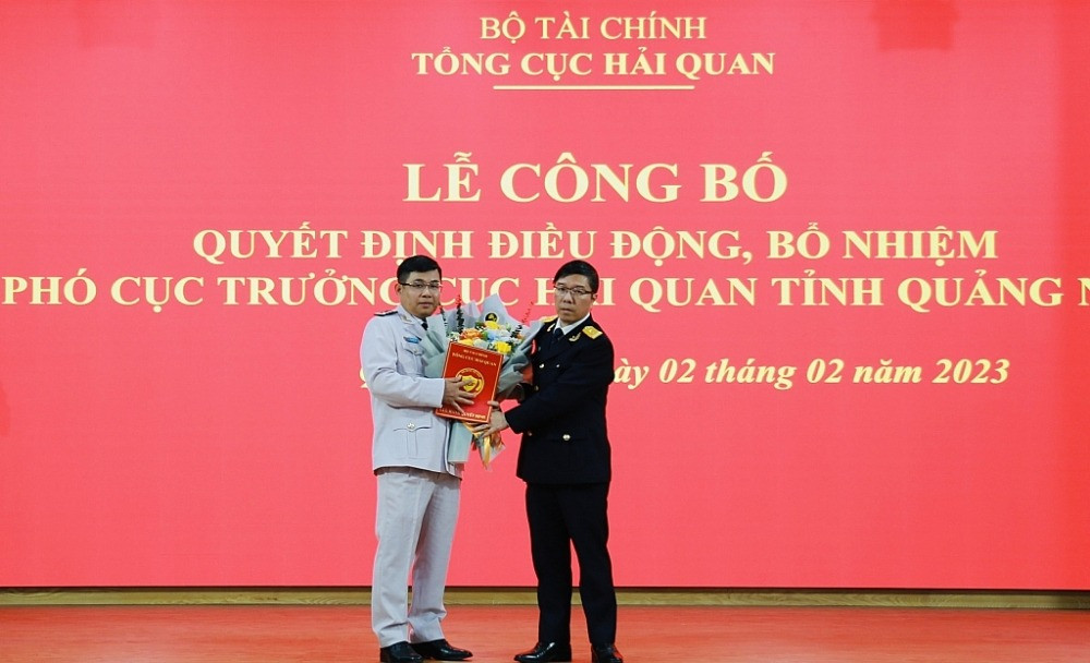 Phó Tổng cục trưởng Tổng cục Hải quan Lưu Mạnh Tưởng trao quyết định và tặng hoa chúc mừng tân Phó Cục trưởng Cục Hải quan Quảng Ninh Bùi Ngọc Lợi. Ảnh: HQO. Phó Tổng cục trưởng Tổng cục Hải quan Lưu Mạnh Tưởng trao quyết định và tặng hoa chúc mừng tân Phó Cục trưởng Cục Hải quan Quảng Ninh Bùi Ngọc Lợi. Ảnh: HQO.