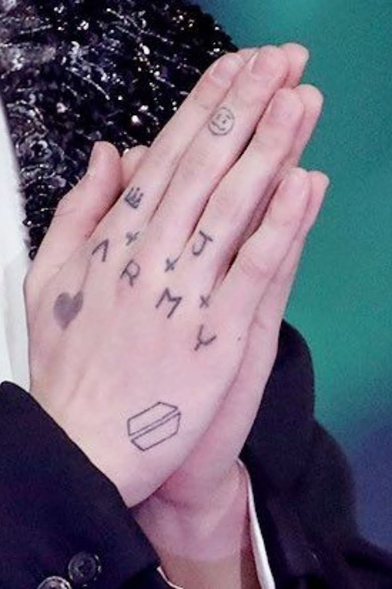 Hình xăm tri ân người hâm mộ trên bàn tay phải của Jungkook. Hình xăm tri ân người hâm mộ trên bàn tay phải của Jungkook.