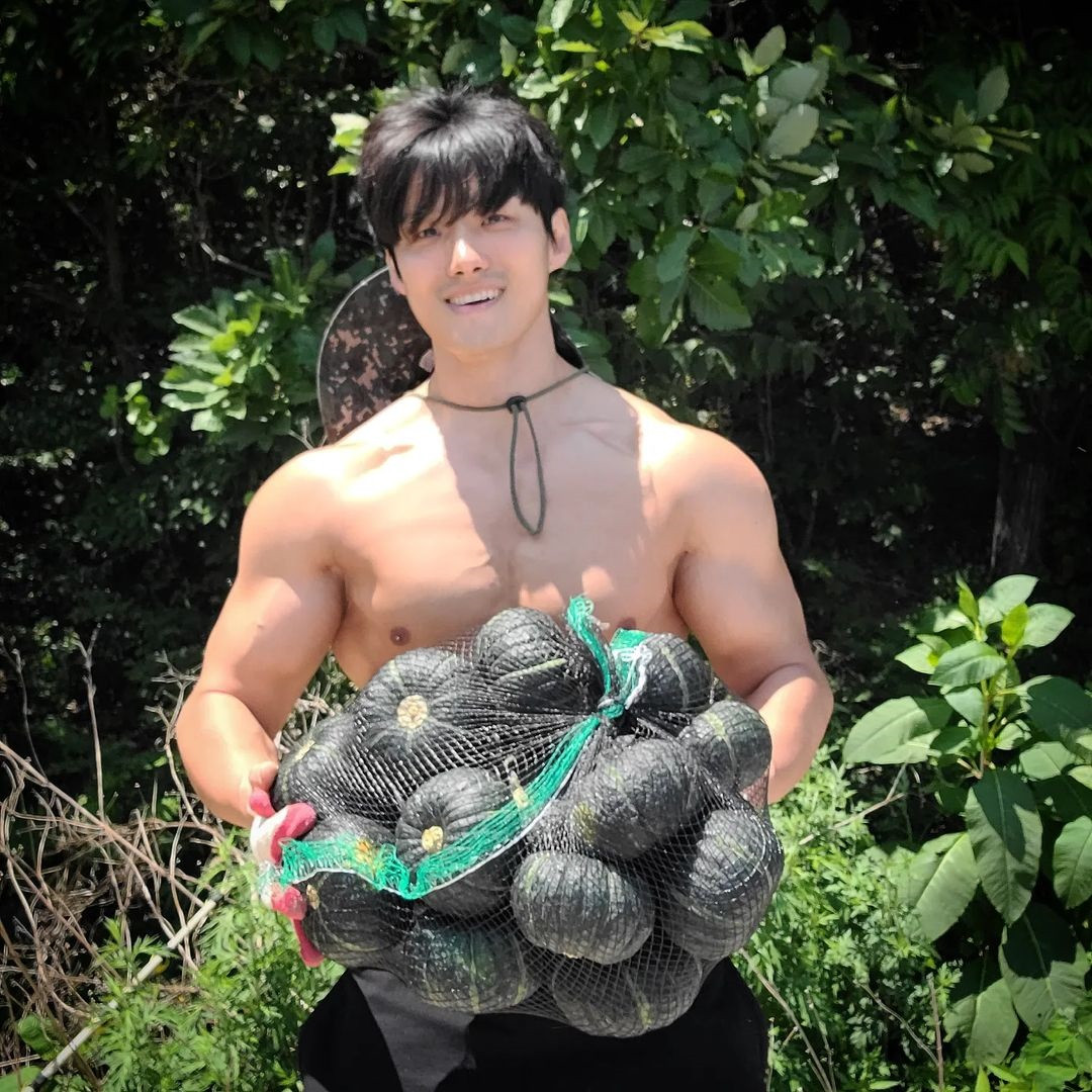 Người hâm mộ yêu thích anh với hình ảnh thanh niên lực lưỡng làm công việc đồng áng. Ảnh: IG. Người hâm mộ yêu thích anh với hình ảnh thanh niên lực lưỡng làm công việc đồng áng. Ảnh: IG.