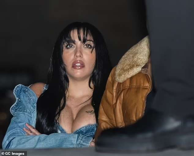 Lourdes trông chật vật vì bị cấm cửa. Ảnh: GC Images. Lourdes trông chật vật vì bị cấm cửa. Ảnh: GC Images.