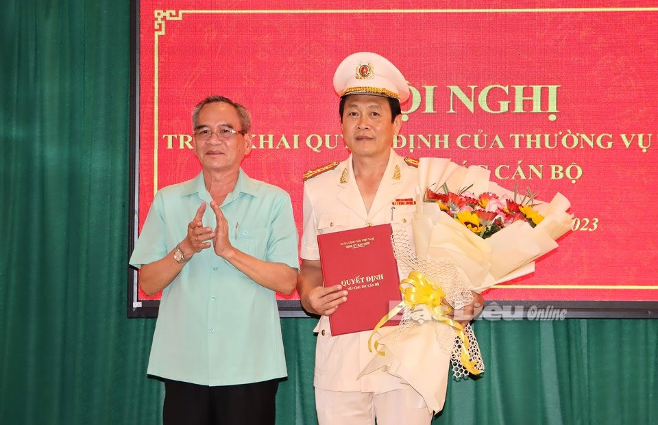 Bí thư Tỉnh ủy Bạc Liêu Lữ Văn Hùng trao quyết định và chúc mừng Đại tá Hồ Việt Triều. Ảnh: VGP. Bí thư Tỉnh ủy Bạc Liêu Lữ Văn Hùng trao quyết định và chúc mừng Đại tá Hồ Việt Triều. Ảnh: VGP.