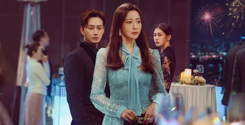 Kim Hee Sun vào vai phụ nữ bị chồng bỏ trả thù &quot;tiểu tam&quot;. Ảnh: Remarriage &amp; Desires.