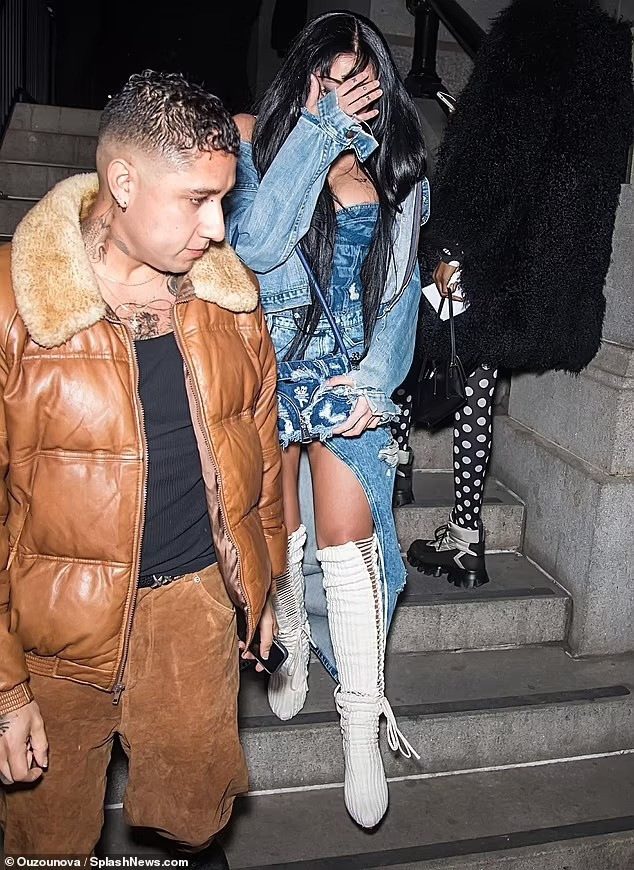 Lourdes che mặt tránh phóng viên sau tình huống xấu hổ. Ảnh: SplashNews Lourdes che mặt tránh phóng viên sau tình huống xấu hổ. Ảnh: SplashNews