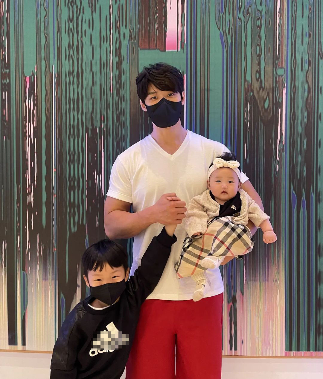 Tuy vậy, fan nữ tiếc nuối vì anh nông dân nóng bỏng đã có gia đình. Tuy vậy, fan nữ tiếc nuối vì anh nông dân nóng bỏng đã có gia đình.