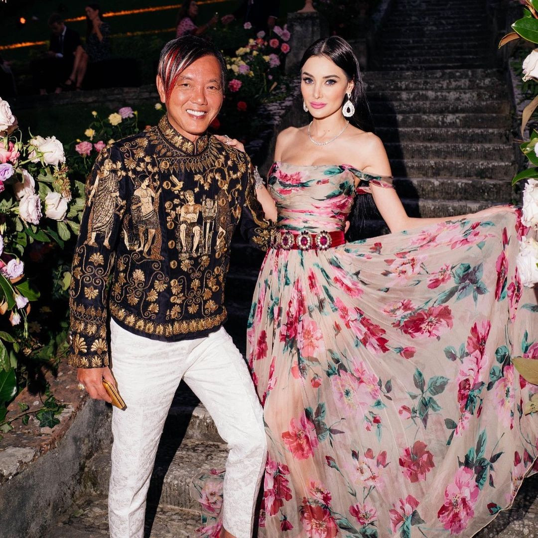 Vợ chồng Stephen và Deborah Hung là hai trong số dàn diễn viên chính trong chương trình truyền hình thực tế ăn khách về giới siêu giàu châu Á Bling Empire: New York (Đế chế phô trương: New York). Theo chương trình, tài sản ròng ước tính của cặp đôi là 2 tỷ USD, được cho là giàu có nhất trong những nhân vật được giới thiệu. Ảnh: IG.