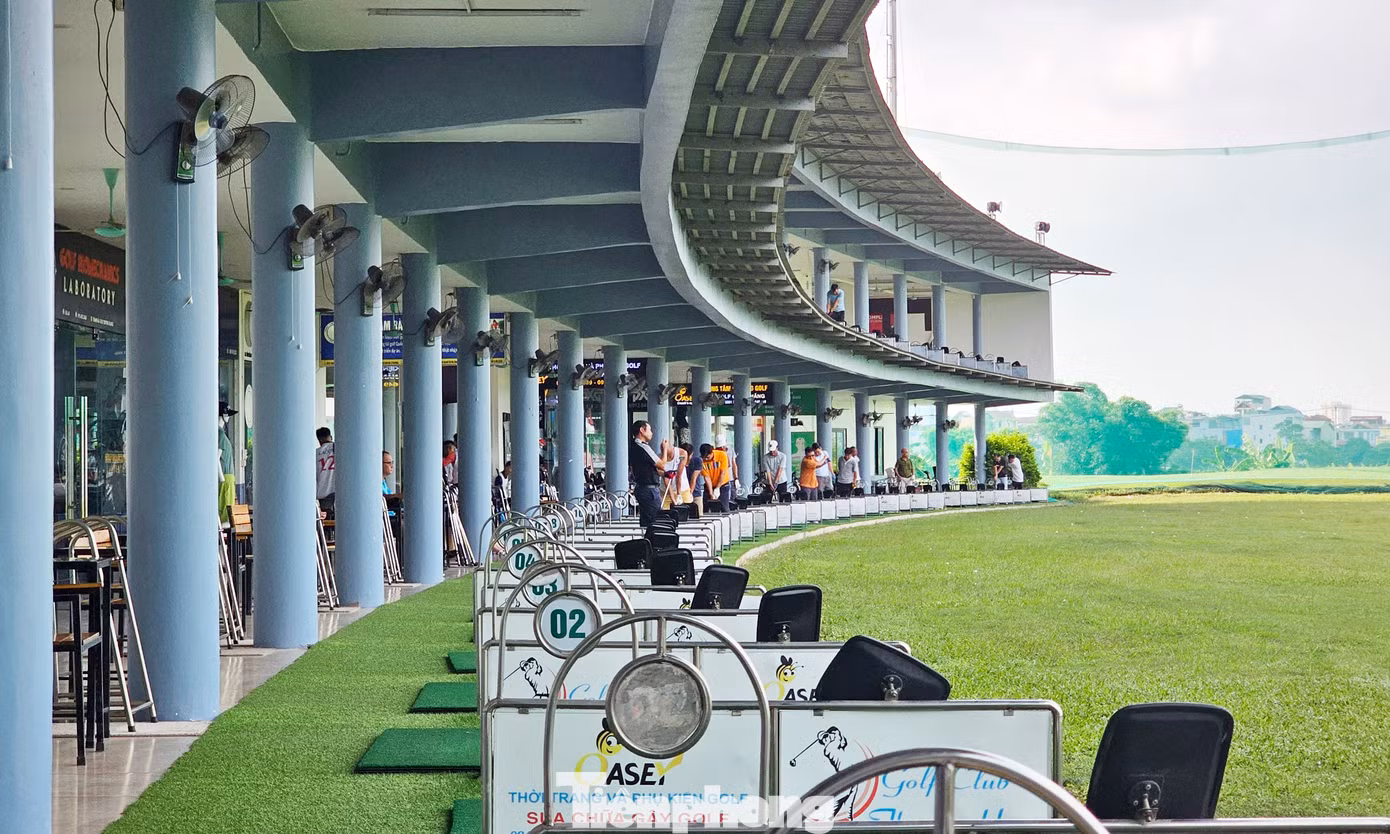 Tại đây từ sáng sớm cho tới tối muộn có hàng trăm golfer đến tập golf. Theo nhân viên sân golf, giá dịch vụ sân golf Thanh Hà giao động khoảng 80-120 nghìn đồng/100 bóng….