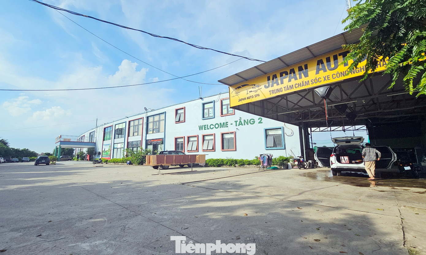 Sân tập golf Thanh Hà được xây dựng kiên cố, có bãi để xe và trung tâm chăm sóc xe cho khách chơi golf.