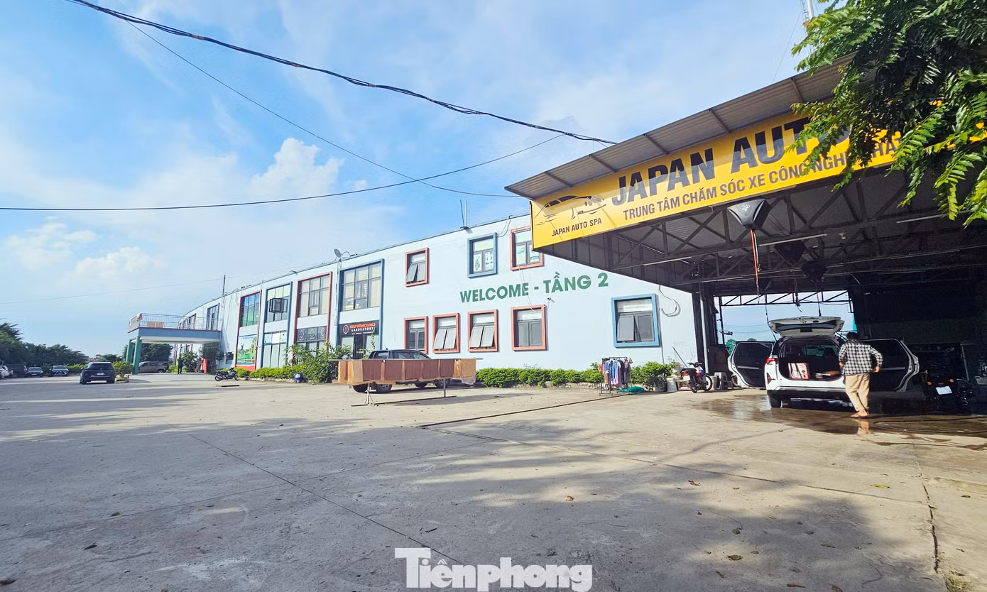 Sân tập golf Thanh Hà được xây dựng kiên cố, có bãi để xe và trung tâm chăm sóc xe cho khách chơi golf.