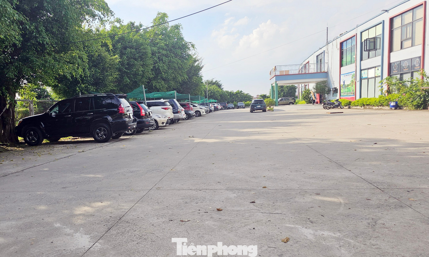 Theo người dân KĐT Thanh Hà, quy hoạch là ô đất công cộng nhưng đến nay, các công trình công cộng phục vụ người dân không thấy đâu, thay vào đó là sân tập golf chỉ phục vụ cho một bộ phận người giàu, thu lời bất chính suốt nhiều năm qua.