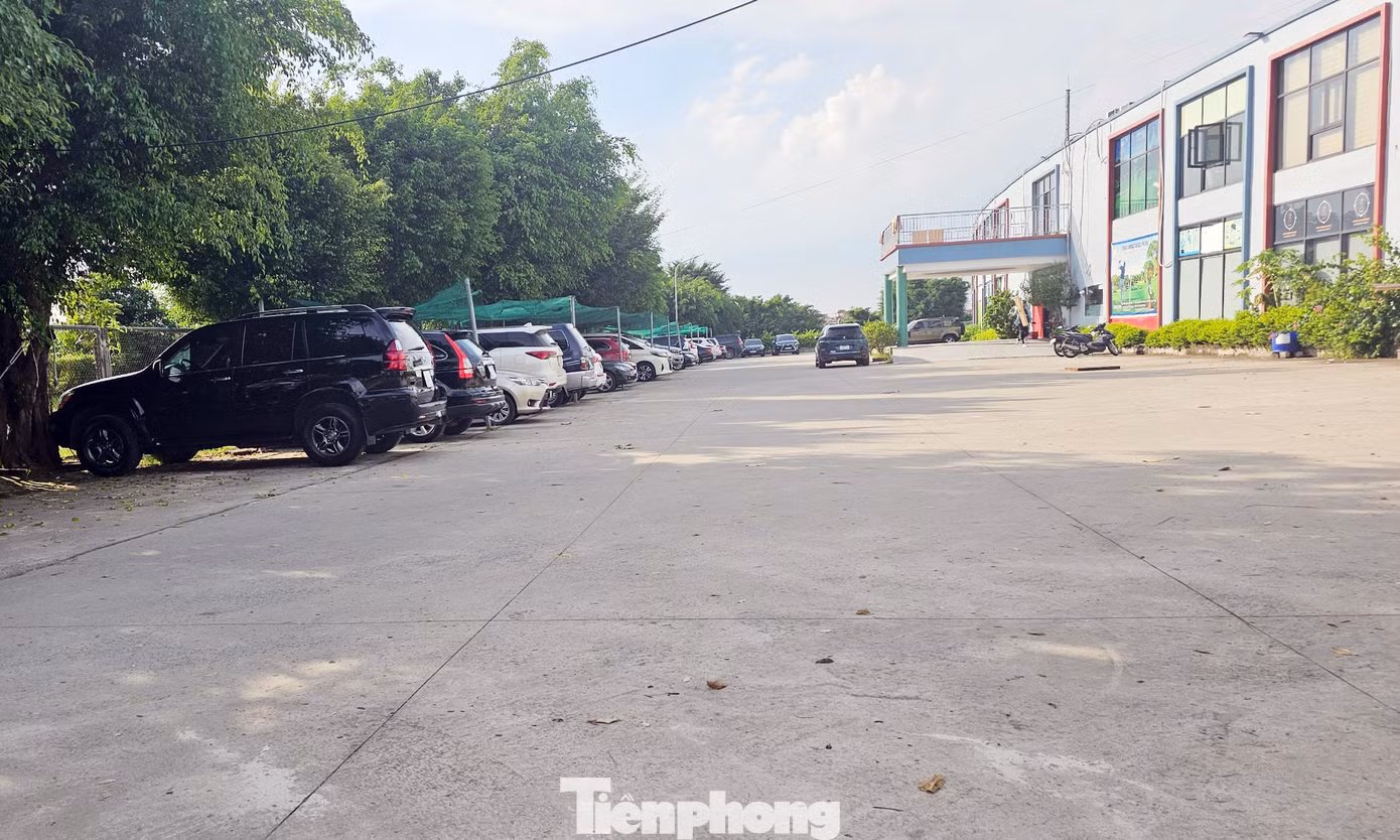 Theo người dân KĐT Thanh Hà, quy hoạch là ô đất công cộng nhưng đến nay, các công trình công cộng phục vụ người dân không thấy đâu, thay vào đó là sân tập golf chỉ phục vụ cho một bộ phận người giàu, thu lời bất chính suốt nhiều năm qua.