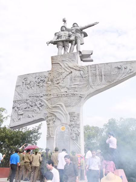 Đài tưởng niệm TNXP tại Thanh Hóa. Ảnh: Trường Phong. Đài tưởng niệm TNXP tại Thanh Hóa. Ảnh: Trường Phong