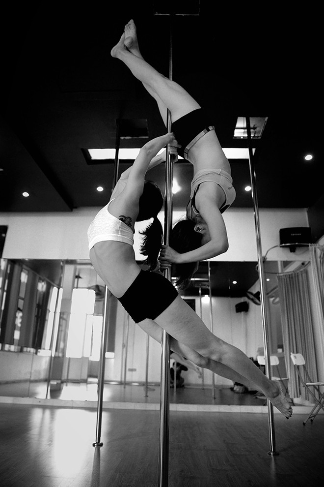 Ngoài những giờ dạy múa cho các học viên, Hằng còn dành nhiều thời gian nghiên cứu các động tác khó