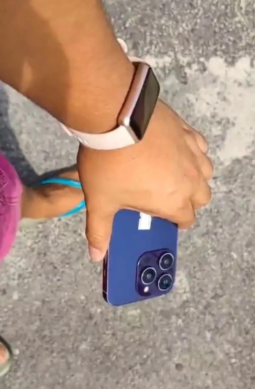 iPhone 14 màu tím được nhìn thấy ở mọi góc độ iPhone 14 màu tím được nhìn thấy ở mọi góc độ