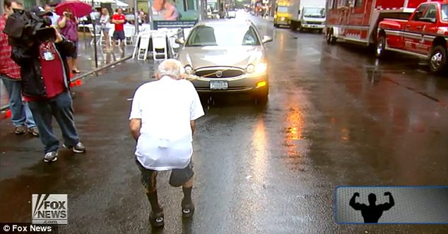 Cụ ông 91 tuổi dùng răng kéo xe