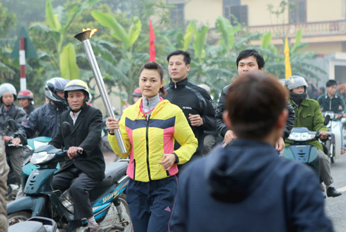 Đuốc được rước về sân vận động…