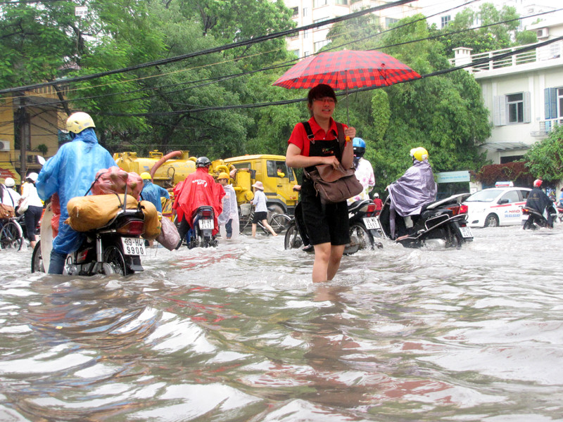 Các nhân viên công ty cấp thoát nước Hà Nội bố trí khắp các điểm đen để khơi thông cống rãnh, cảnh báo nguy hiểm