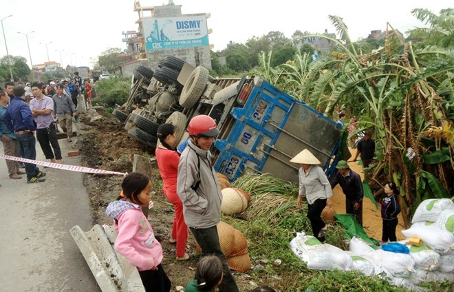 Xe conteiner bị lật trên đường 5 đoạn qua Hải Dương
