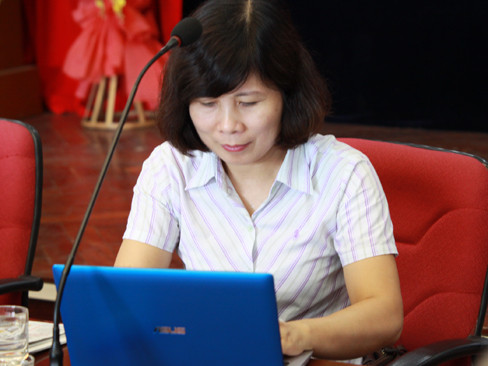 Bà Nguyễn Trung Hà đang trả lời câu hỏi của bạn đọc. Ảnh: Minh Đức