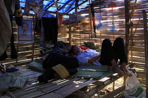 Những cậu học trò nghèo ở trường THCS xã Trung Lý nằm co ro bên căn lều trọ học trống hoác