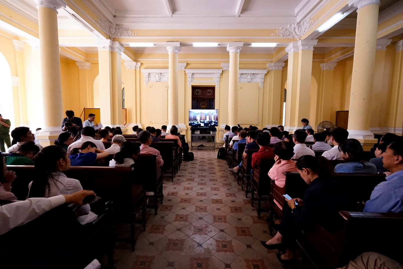 Phiên tòa trên 200 người, Tòa trưng dụng thêm sảnh tòa án để xét xử. Ảnh: Tân Châu ‘Lộ’ đường đi dòng tiền trong vụ thuốc ung thư giả VN Pharma ảnh 3