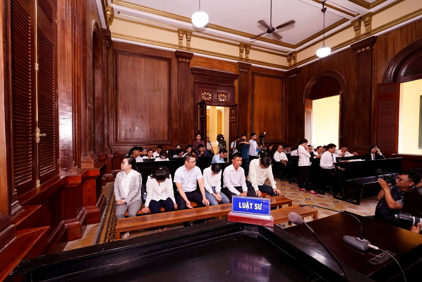 14h chiều 24/9, phiên tòa vào phần xét hỏi. Ảnh: Tân Châu ‘Lộ’ đường đi dòng tiền trong vụ thuốc ung thư giả VN Pharma ảnh 1