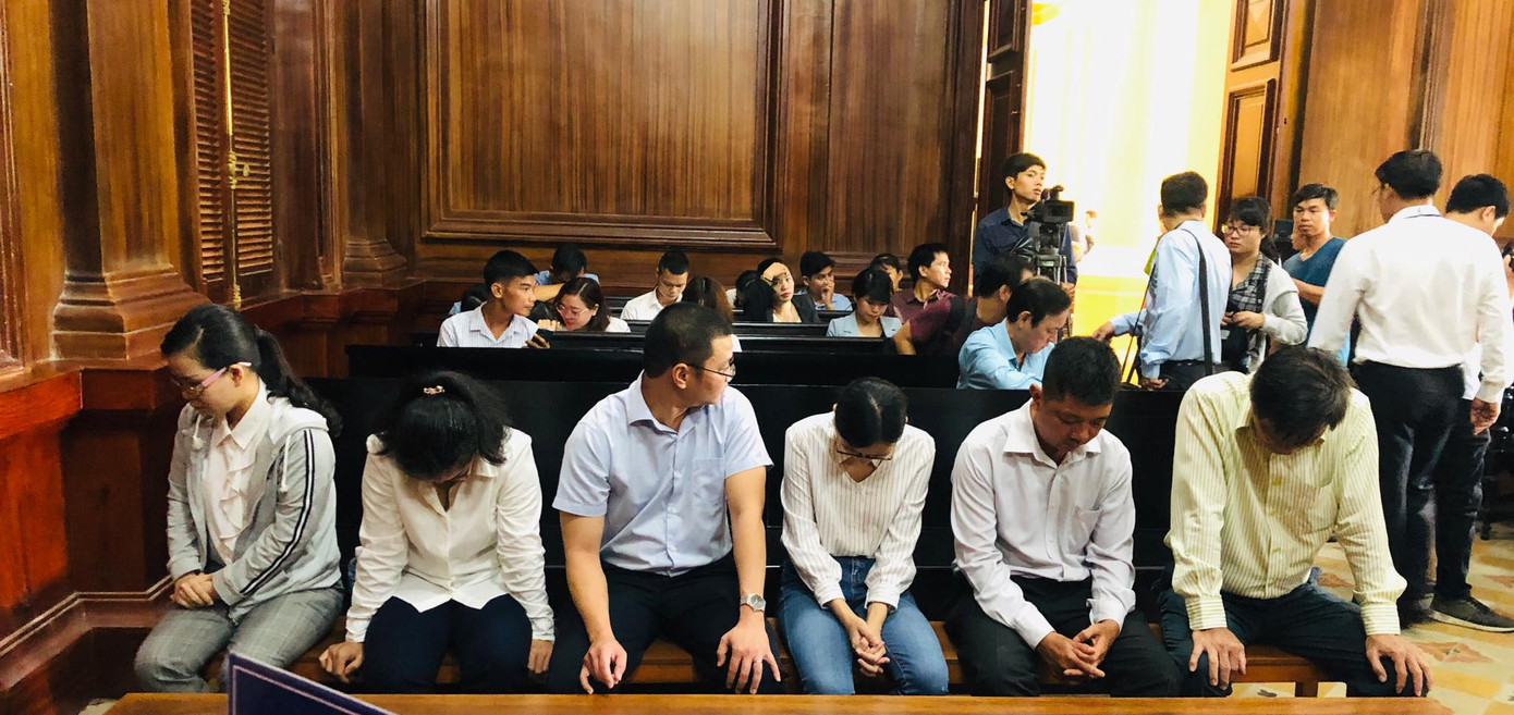 Các bị cáo tại phiên tòa. Ảnh: Tân Châu ‘Lộ’ đường đi dòng tiền trong vụ thuốc ung thư giả VN Pharma ảnh 2