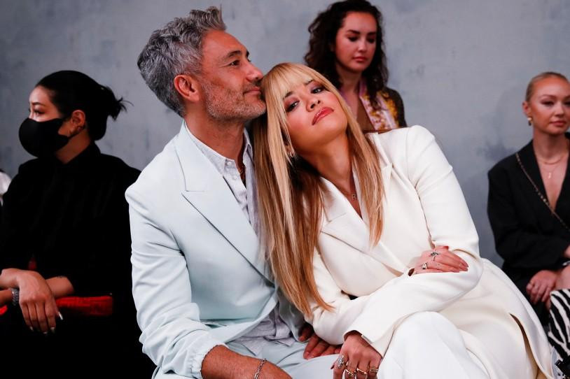 Nữ ca sĩ Rita Ora tựa vào bạn trai, đạo diễn Taika Waititi, đầy tình tứ khi ngồi trên hàng ghế đầu tại show diễn của Fendi trong khuôn khổ Tuần lễ thời trang Milan.