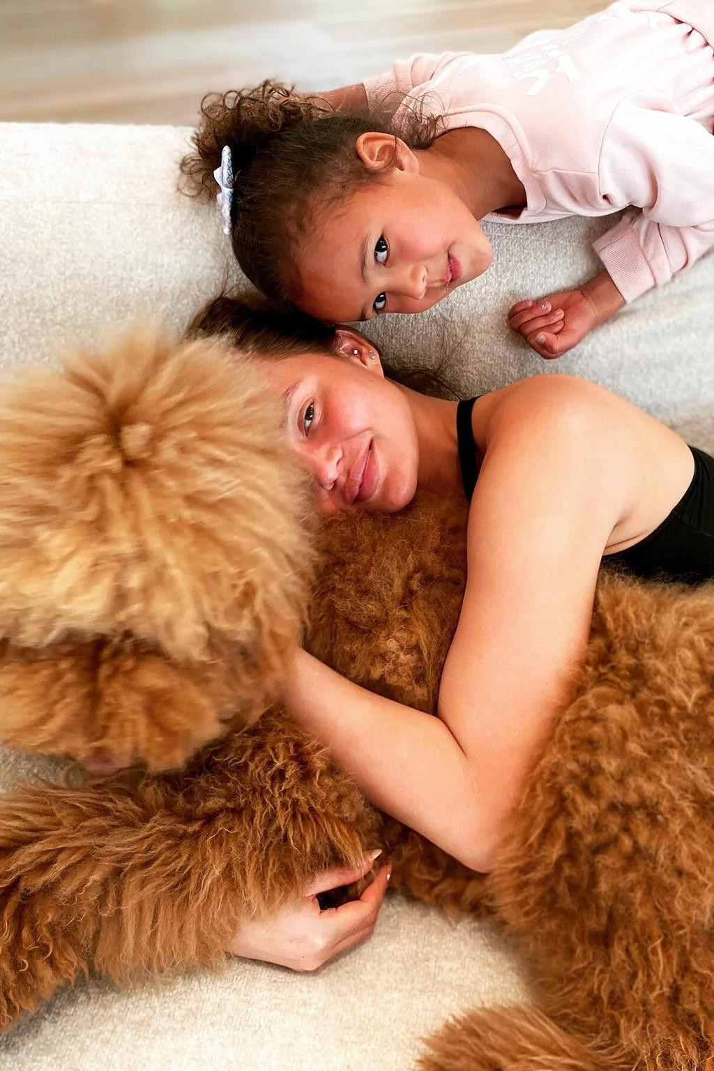 Siêu mẫu Chrissy Teigen thích việc dành cả ngày để ôm con chó Petey và con gái Luna (5 tuổi).