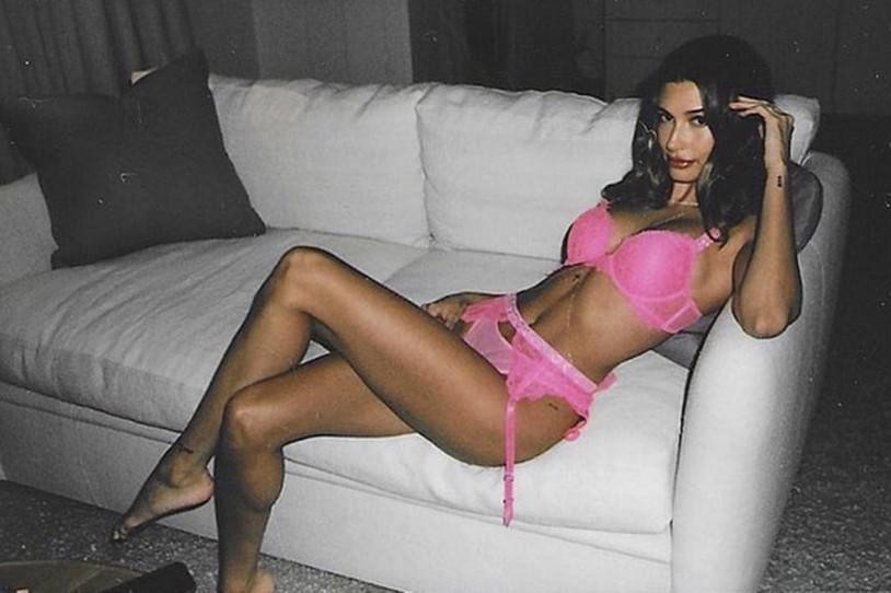 Justin Bieber đăng ảnh vợ diện nội y ren hồng đầy khiêu khích vào ngày lễ Valentine. Bức ảnh hút hơn 4,7 triệu lượt "Thích".