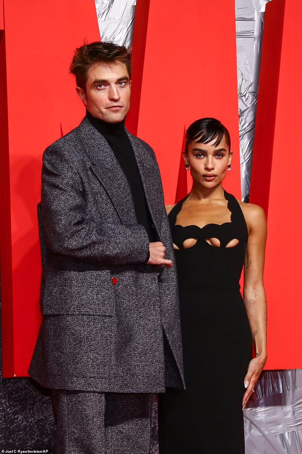 Hai ngôi sao Hollywood cùng sánh đôi trên thảm đỏ. Trong phim, tài tử "Chạng vạng" vào vai nam chính - Batman, còn Zoe đóng Catwoman (Miêu nữ).