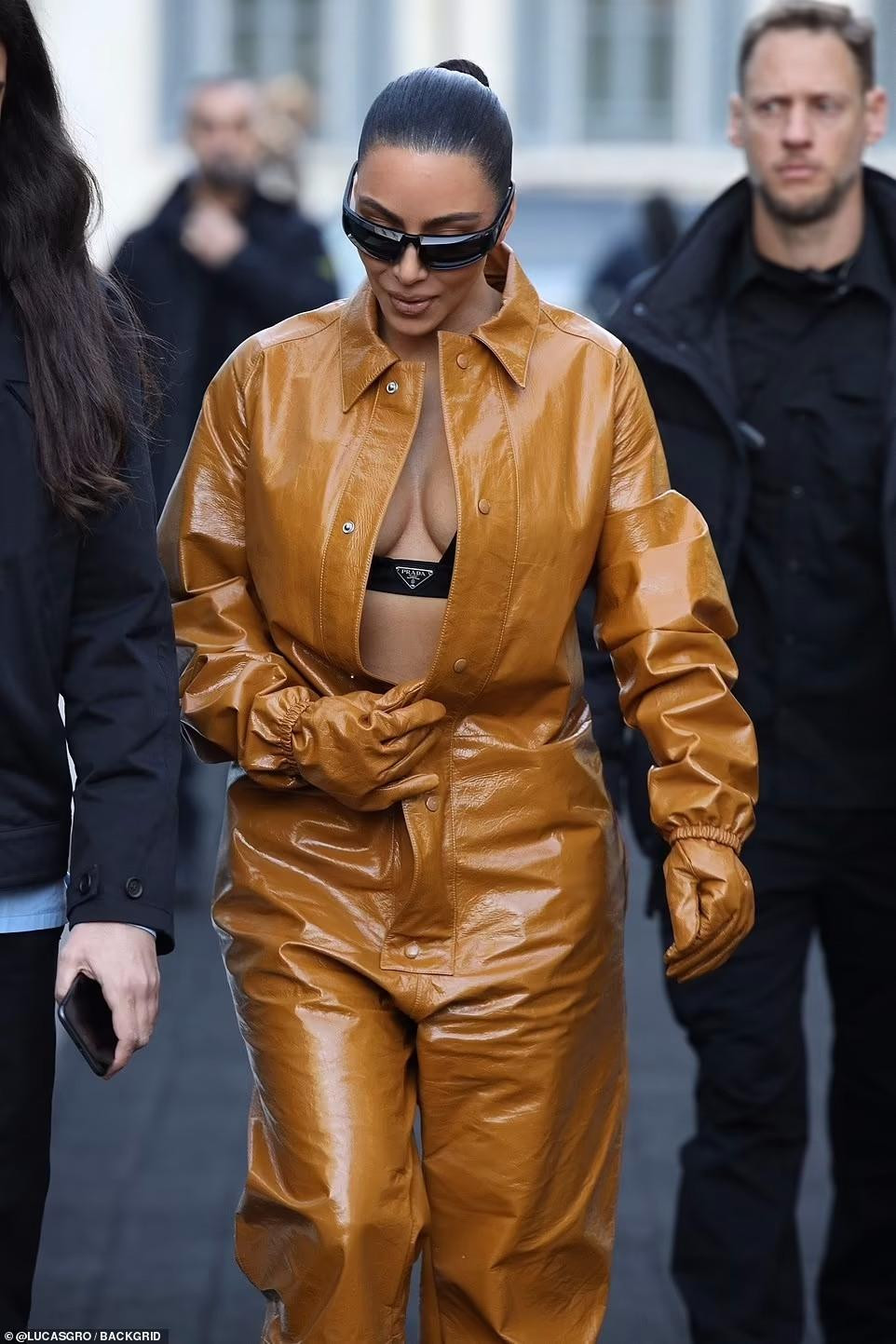 Để không bị trang phục "nuốt" dáng, cô tháo gần kết khuy bấm để lộ vòng một căng đầy được "nâng đỡ" bởi nội y đen đắt đỏ, có giá 480 bảng Anh (14,7 triệu đồng).