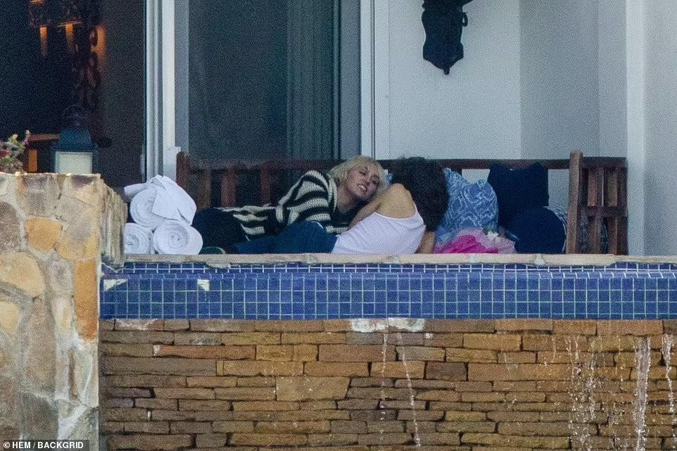 Tuy nhiên, phải đến tháng 12 cùng năm, mối quan hệ giữa họ mới được chú ý khi paparazzi chụp được hình ảnh hai người hôn nhau trên ban công phòng của Miley ở Miami (Mỹ).